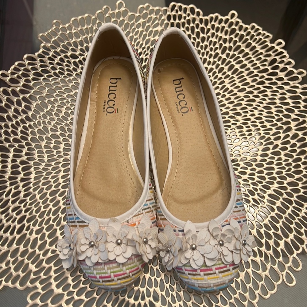 Bucco flats rattan material. New without box